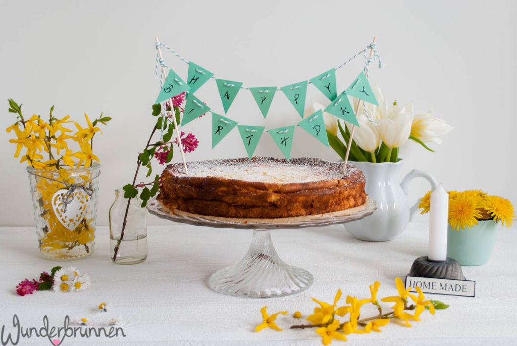 Kaffeetafel mit Käsekuchen und Blumen - Wunderbrunnen - Foodblog - Fotografie