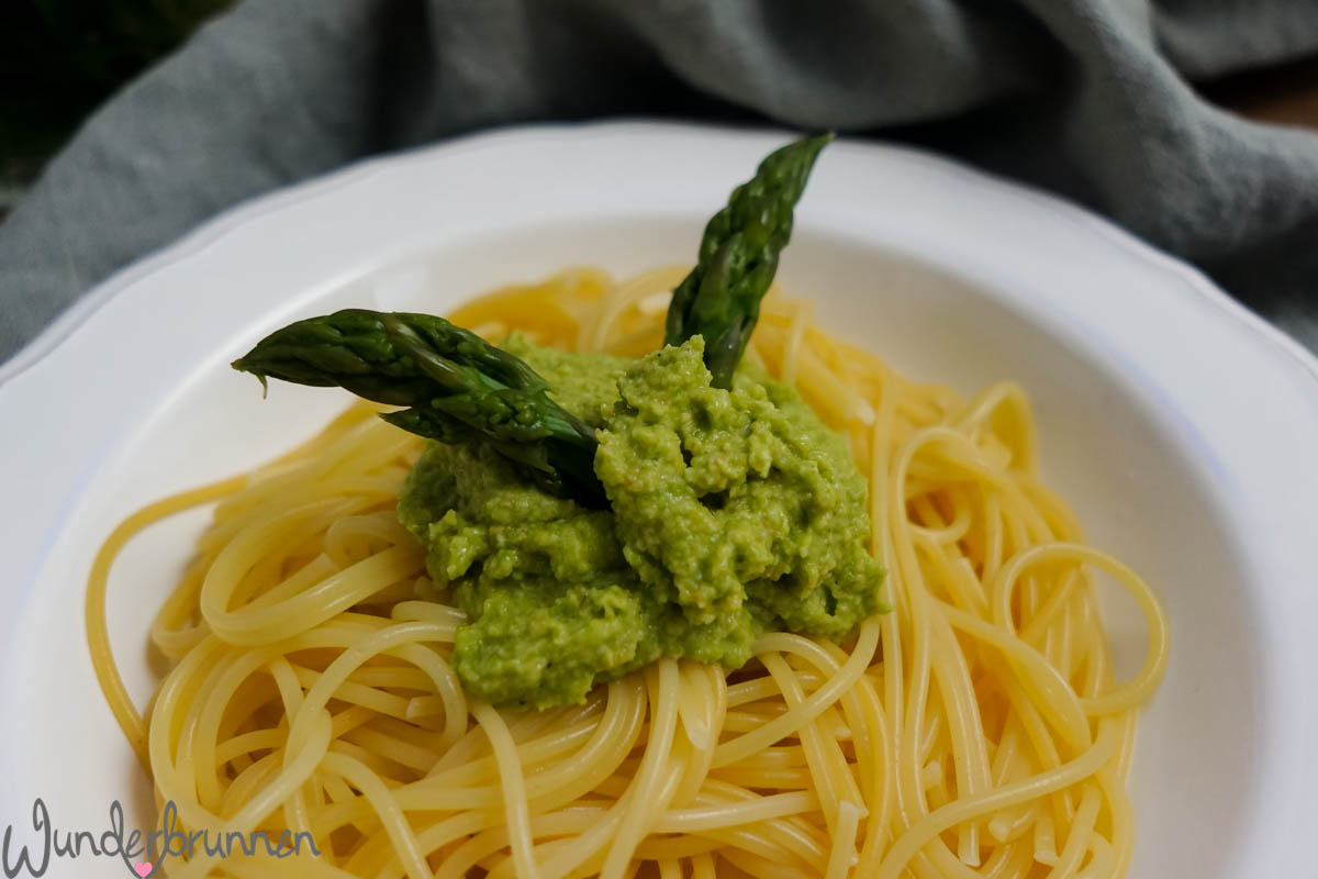 Spargel und Pesto von nah dran - Wunderbrunnen - Foodblog - Fotografie