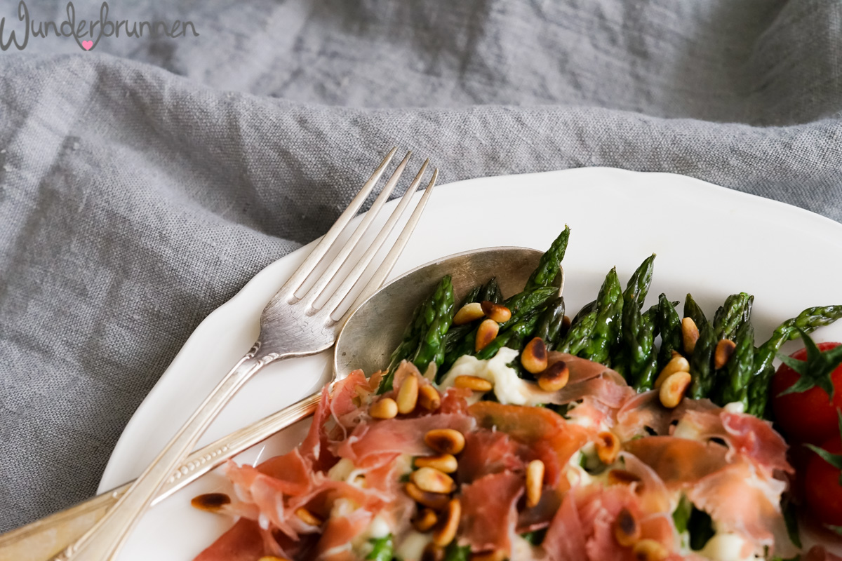 Vorspeise aus gebratenem grünem Spargel mit Mozzarella - Wunderbrunnen - Foodblog - Fotografie