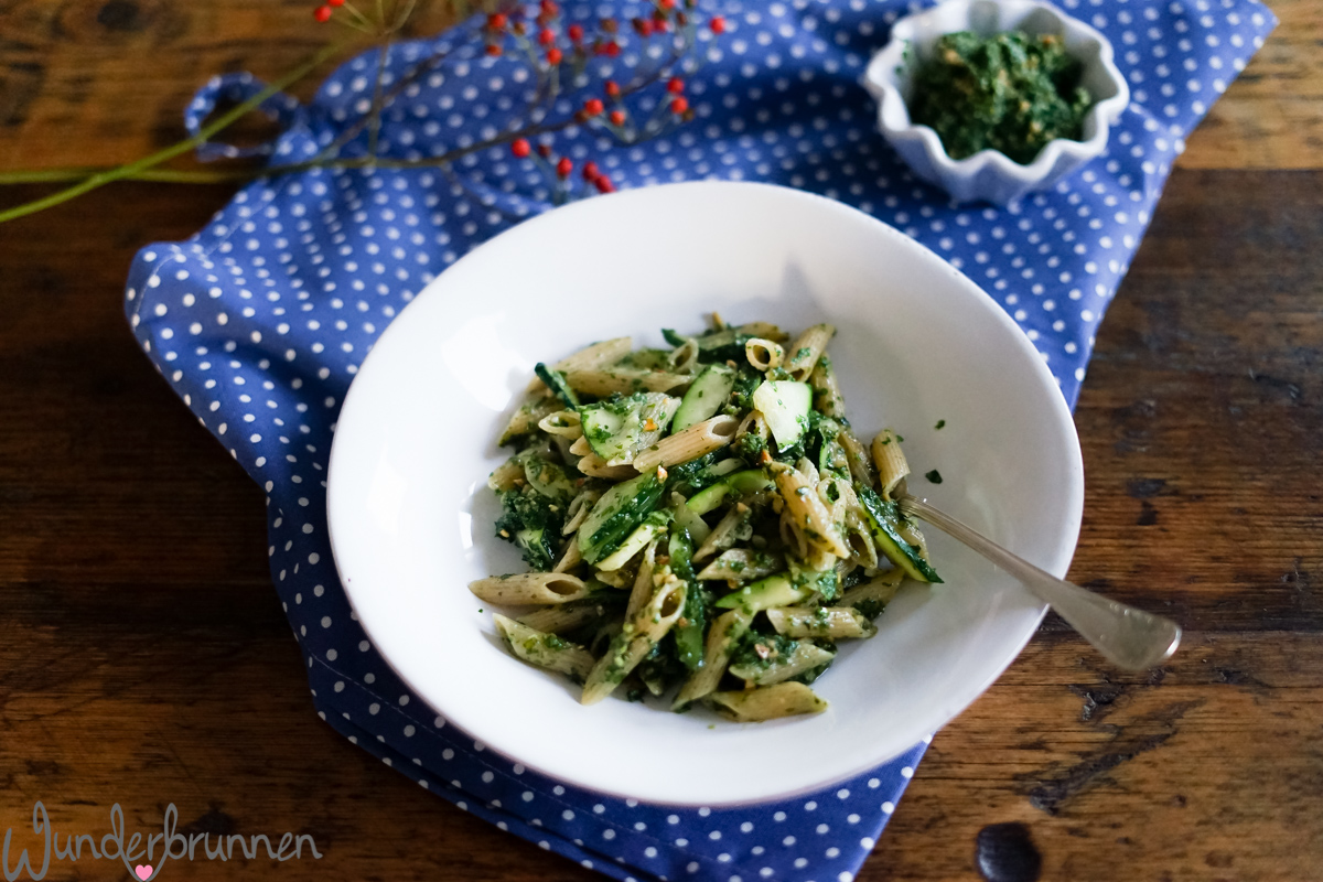 Petersilienpesto mit Penne und gebratener Zucchini - Wunderbrunnen - Foodblog - Fotografie